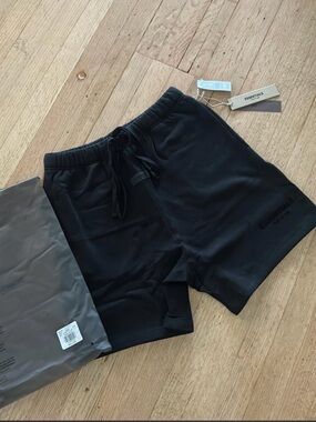 ESSENTIALS Strech Limo black shorts M
